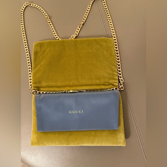 Gucci Limited Edition Green Velvet Extra
Large Sunglasses Case/Pouch with Chain - Picture 1 of 8